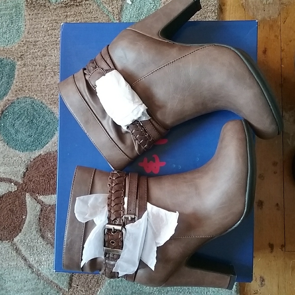 Pink & Pepper NIB Boots 7.5 Taupe